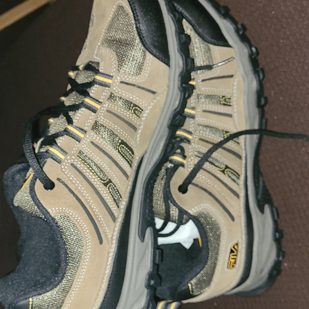 New Fila Travail 2 sizes 8 wide and 12 - Picture 6 of 8